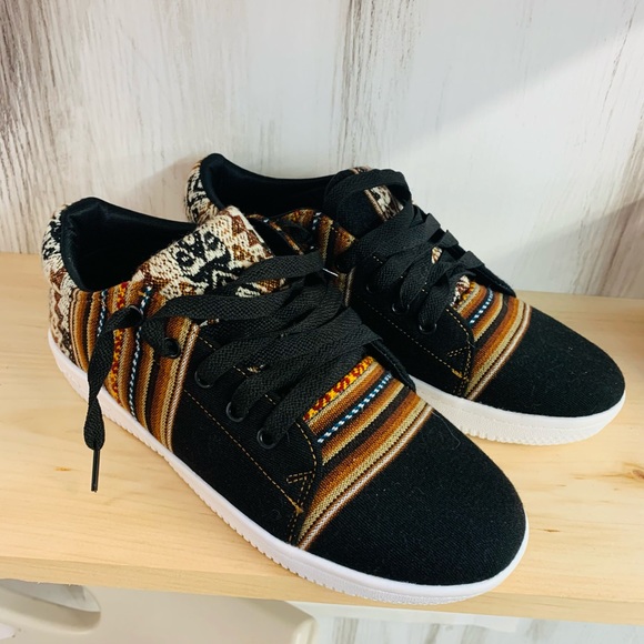 Beautiful authentic Peruvian style shoed - Picture 2 of 3